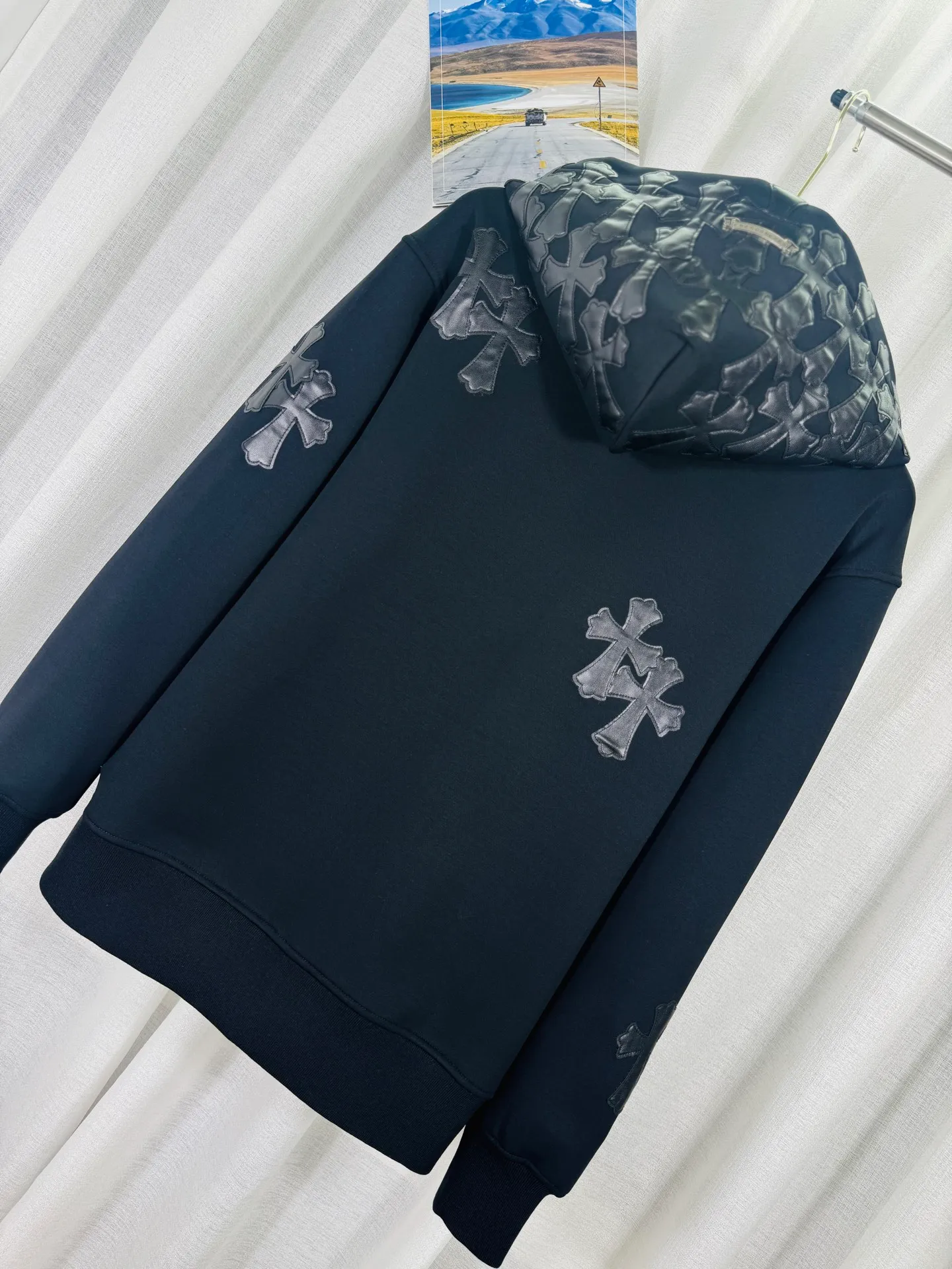 P380 top version, real shot without P, ​​different from market currency) 𝗖𝗵𝗿𝗼𝗺𝗲 𝗛𝗲𝗮𝗿𝘁𝘀/Cro Heart 2025 washed and burned flower patch embroidered autumn and winter new original single counter American patchwork 3D three-dimensional couple casual cardigan plus velvet sweatshirt 👑The highest version! Customized fabric 480g tripe terry fabric! American acid-washed and distressed original fabric, laser burning + patch embroidery, exquisite embroidery of letters! The best-selling model in the counter, very comfortable to wear. Accessories: original molded and authenticated collar label➕100% silk wash label. Genuine purchase-grade original hangtag➕matching hanging rope➕3D hanging beads➕original packaging bag. Craftsmanship: The original version has consistent wiring! The highest version of the armhole matching technique! Color: Black Size: S M L XL Style No.: 609